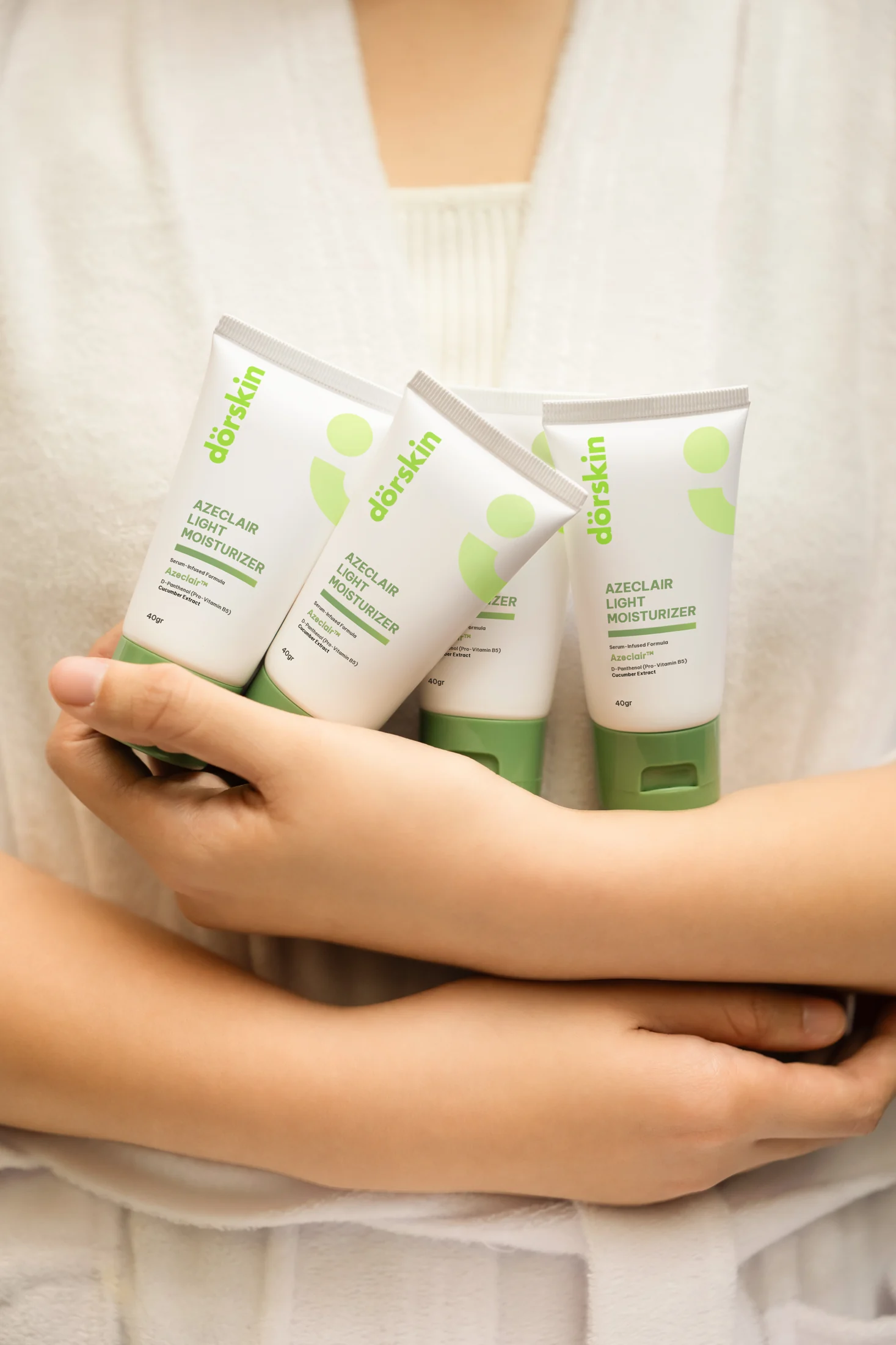 Model memegang produk Dorskin Azeclair Light Moisturizer
